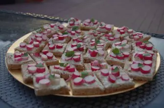 Aperitiv tost s redisom Schaste za stolom