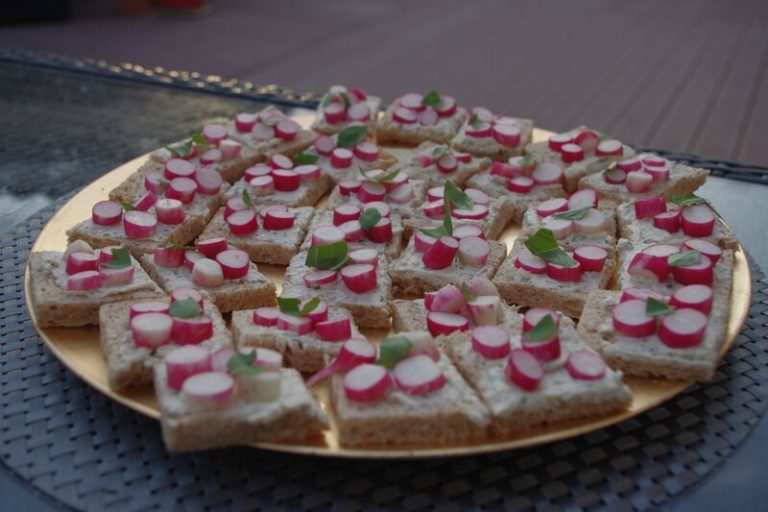 Aperitiv tost s redisom Schaste za stolom