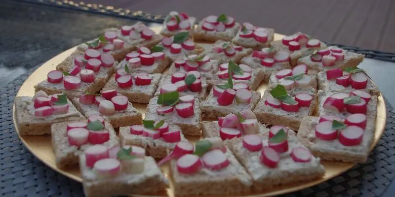 Aperitiv tost s redisom Schaste za stolom