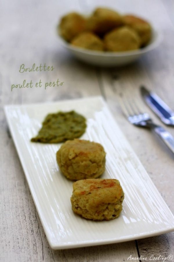 Frikadelki s kuritsey i sousom pesto