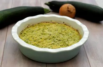 Kabachkovo lukovyy pirog iz mannoy krupy