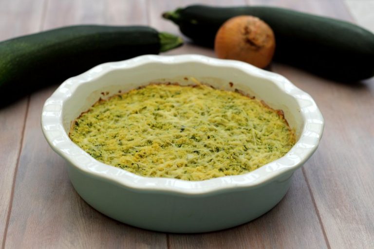 Kabachkovo lukovyy pirog iz mannoy krupy