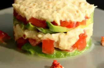 Krab avokado i tomatnyy milfey