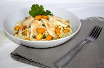 Mannaya krupa s kuritsey mango i koriandrom