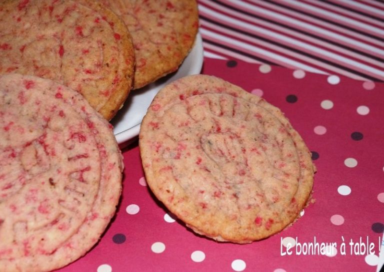 Pesochnoe pechene s rozovym praline Schaste za stolom
