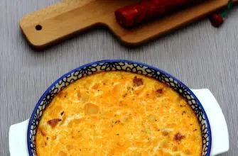 Pikantnyy mannyy pirog s tykvennymi spagetti i chorizo
