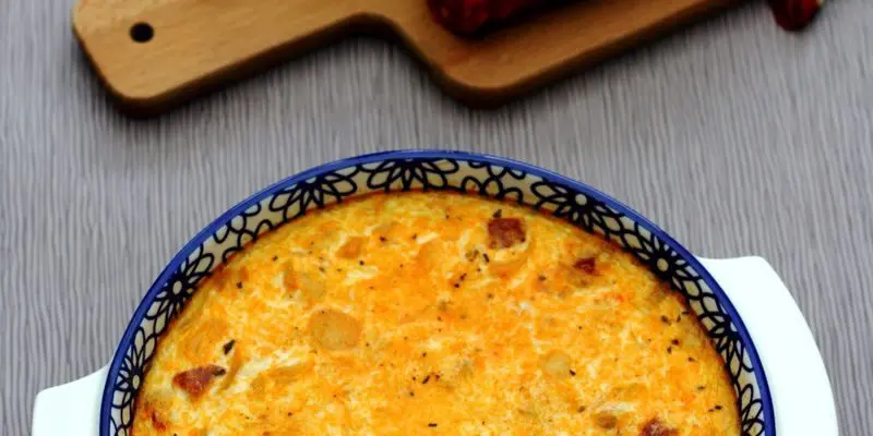 Pikantnyy mannyy pirog s tykvennymi spagetti i chorizo