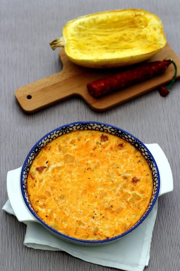 Pikantnyy mannyy pirog s tykvennymi spagetti i chorizo