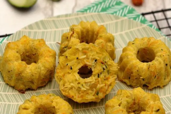 Pikantnyy risovyy pirog s tsukini i morkovyu