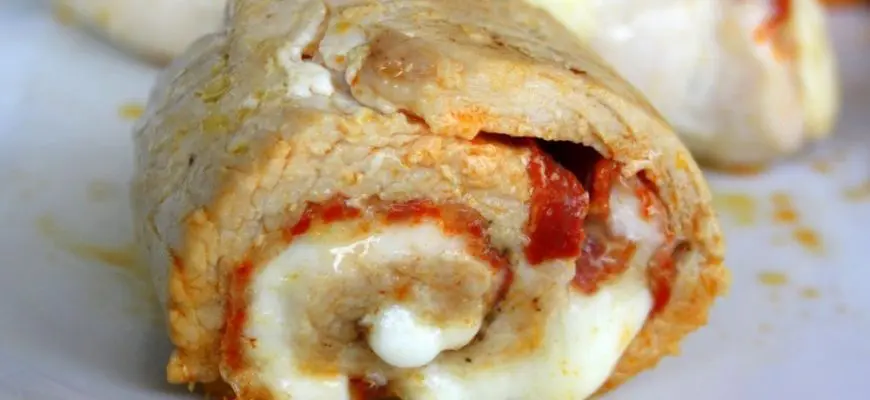 Roll iz indeyki s chorizo i motsarelloy