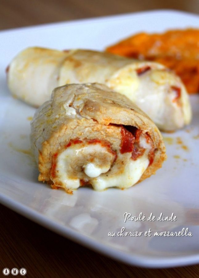 Roll iz indeyki s chorizo i motsarelloy