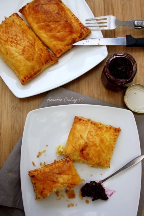Sloenye pirozhnye Bri de Mo i vishnevyy chatni