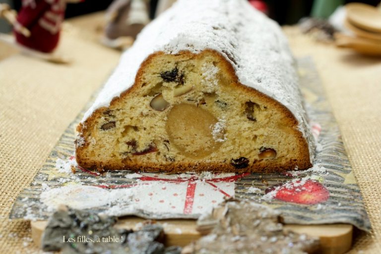 Stollen Devushki za stol