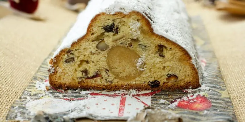 Stollen Devushki za stol