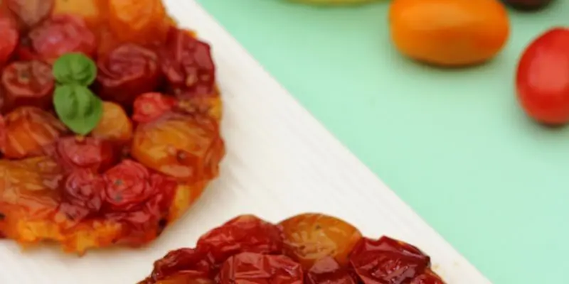 Tart taten iz pomidorov cherri s sousom pesto
