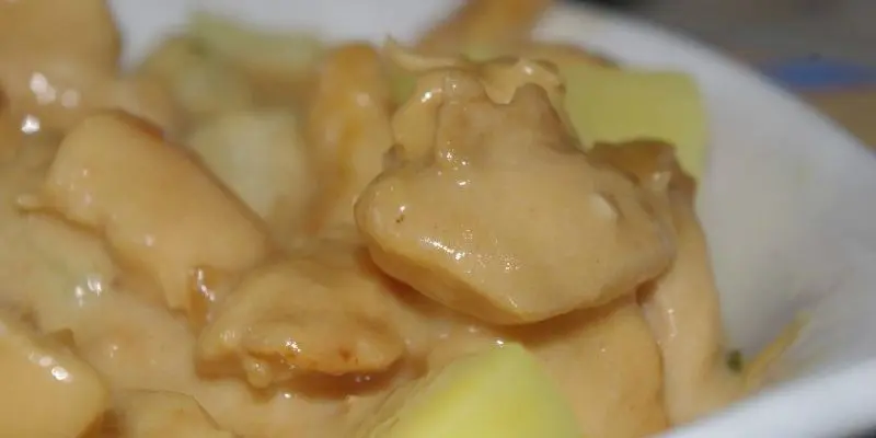kuritsa maroyl Schaste za stolom