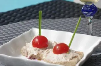 tost s kozoy i tuntsom Schaste za stolom